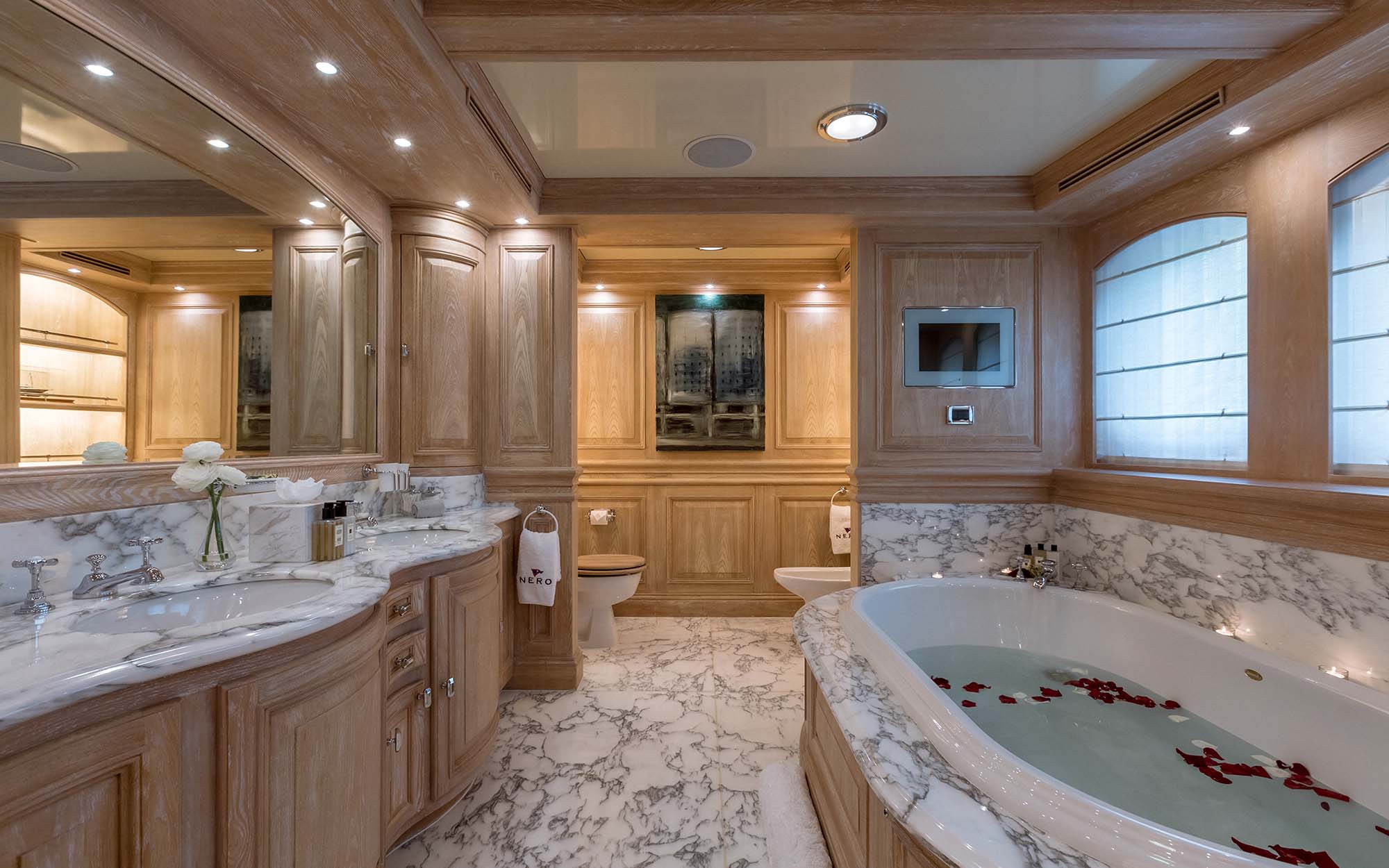 NERO Yacht master suite en connected bathroom